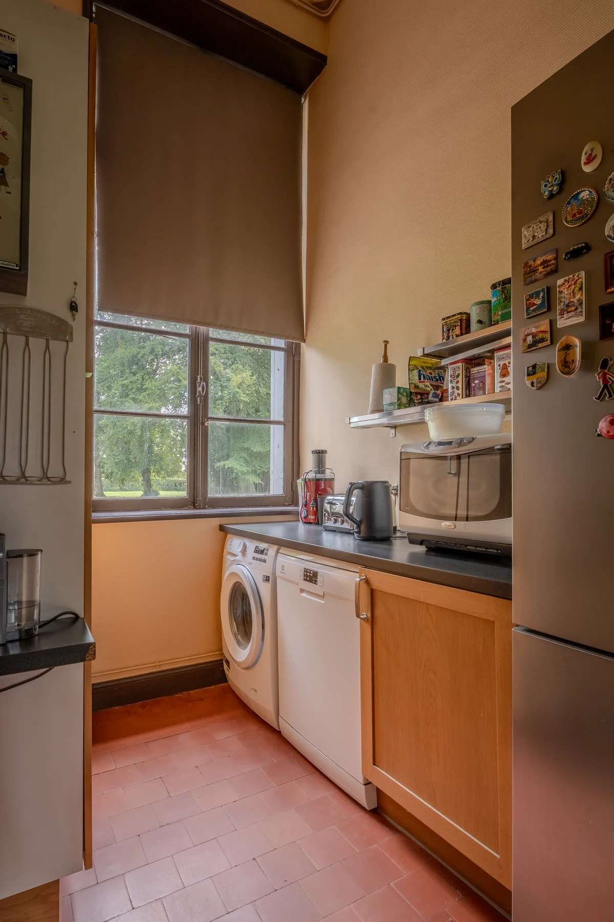 Arrière-cuisine équipée, fenêtre sur le parc.