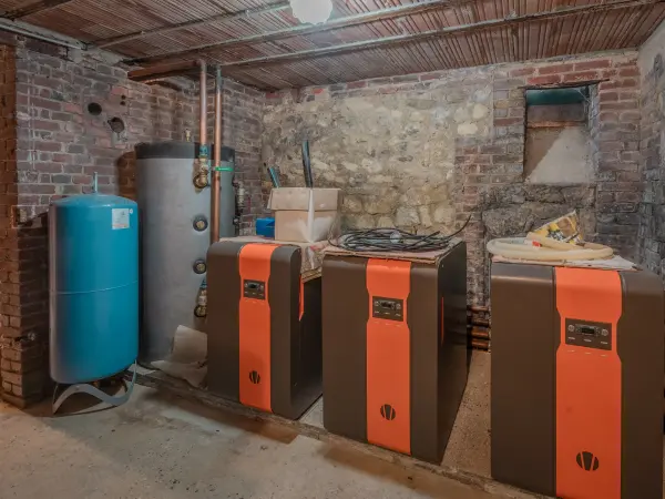 Chaufferie et équipements de chauffage alignés.