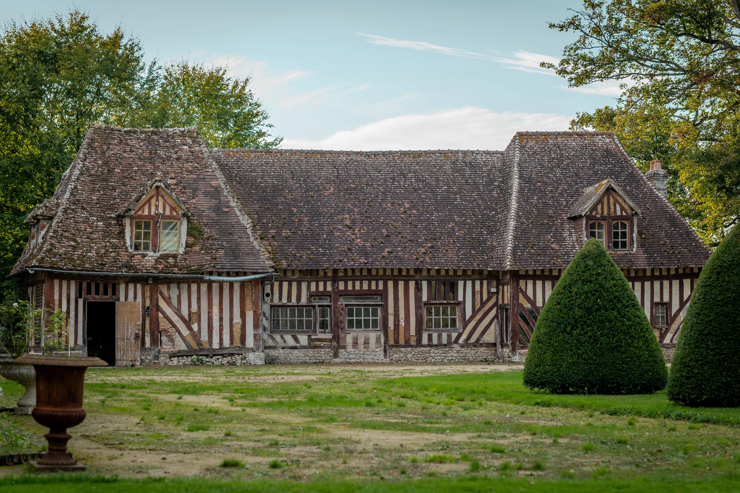 Longère à colombages, vue d'ensemble depuis le parc.