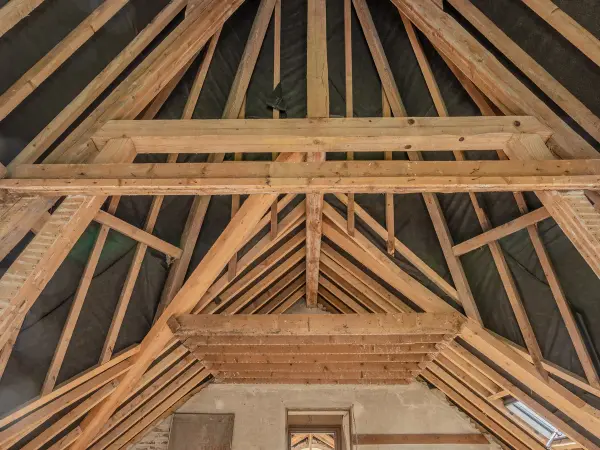 Détail de charpente sous toiture.