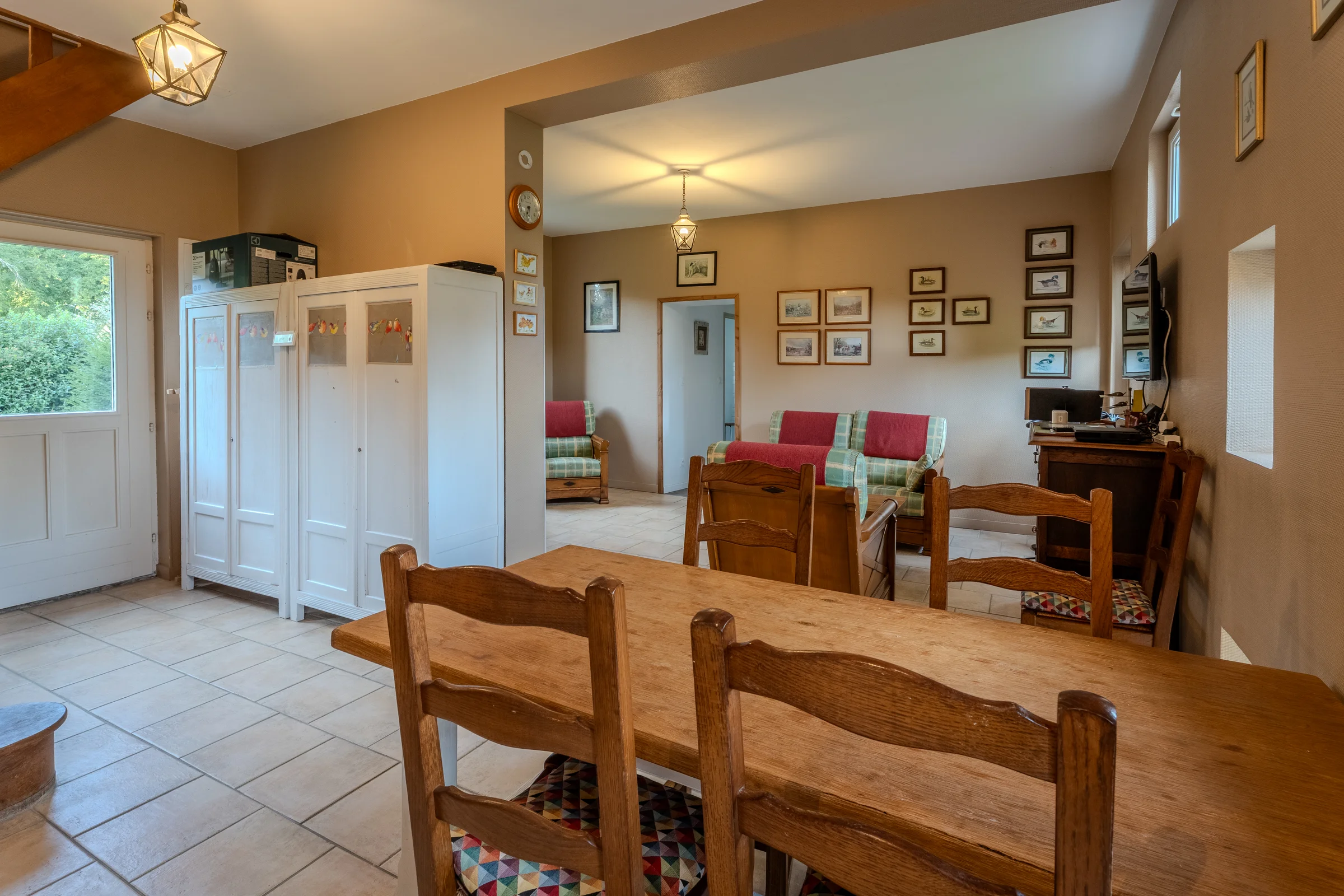 Salle à manger ouverte sur le salon, en enfilade.