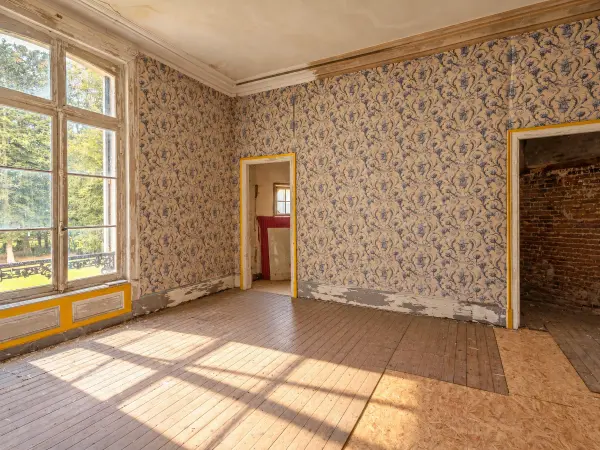 Chambre  sud: papier peint ancien et vue sur le parc.