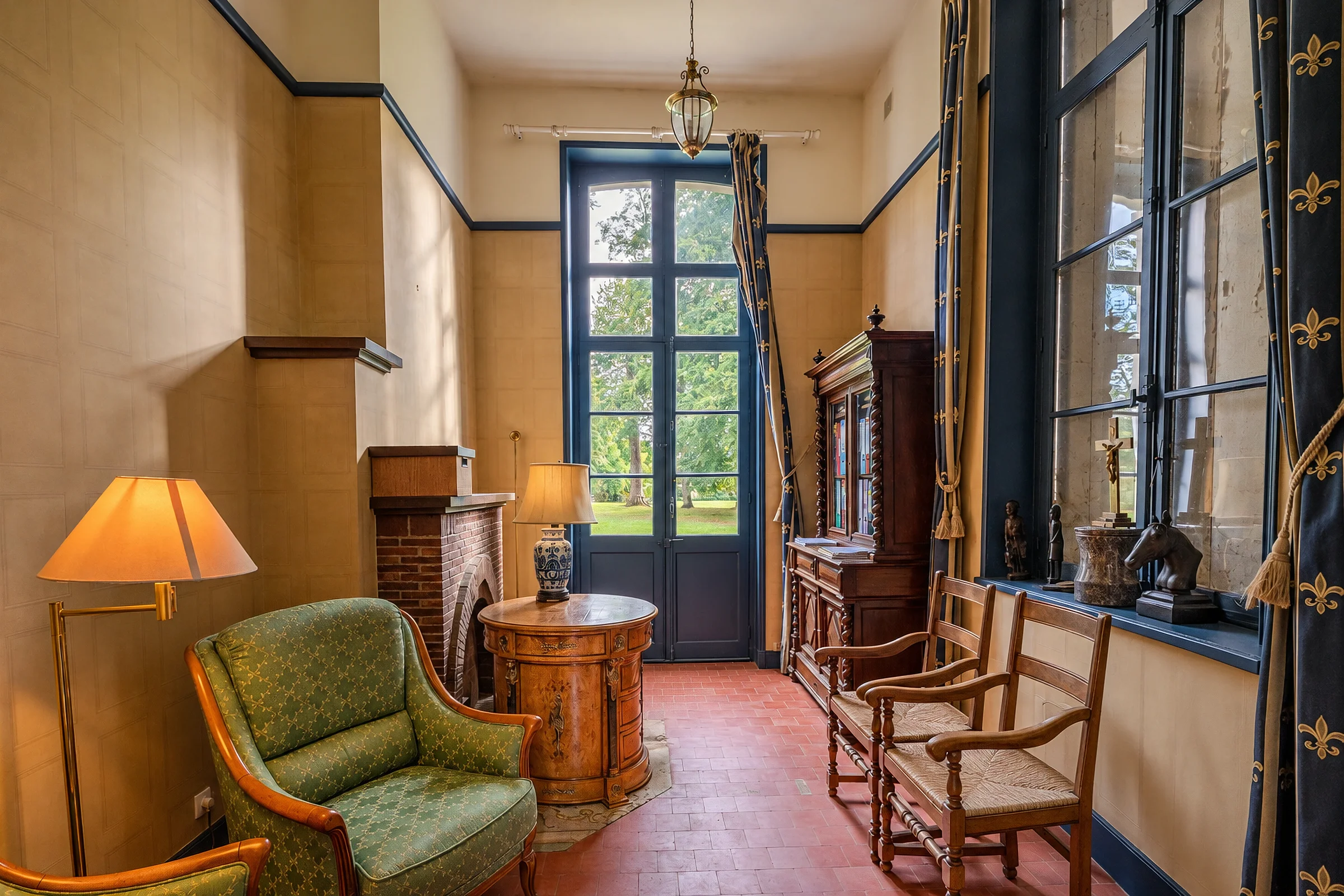 Bureau avec cheminée et porte fenetre sur le parc.