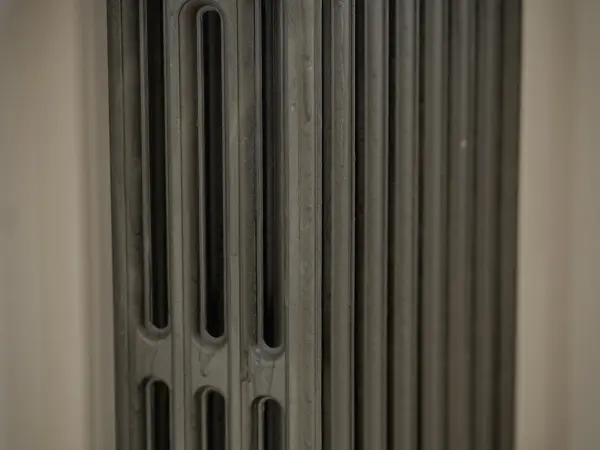 Détail d'un radiateur à colonnes.