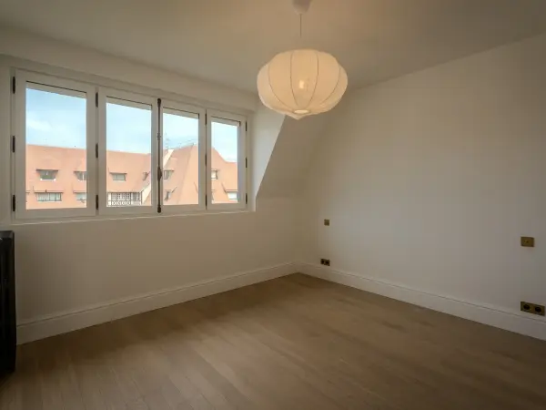 Chambre ou salle à manger au dernier niveau.
