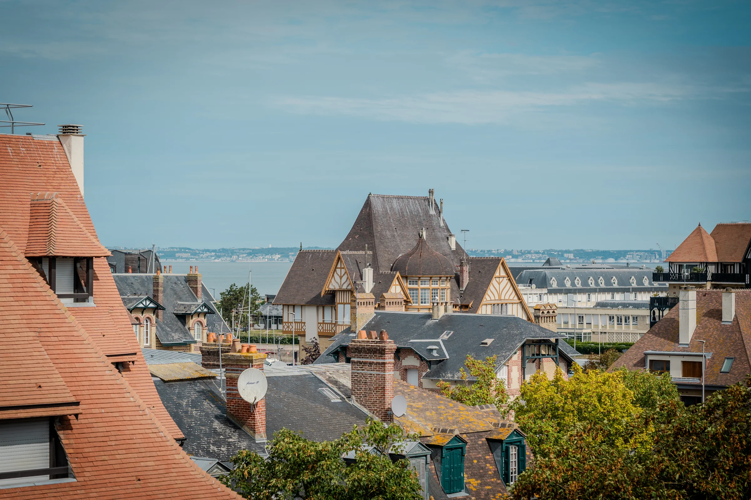 Panorama sur les villas balnéaires et la mer.