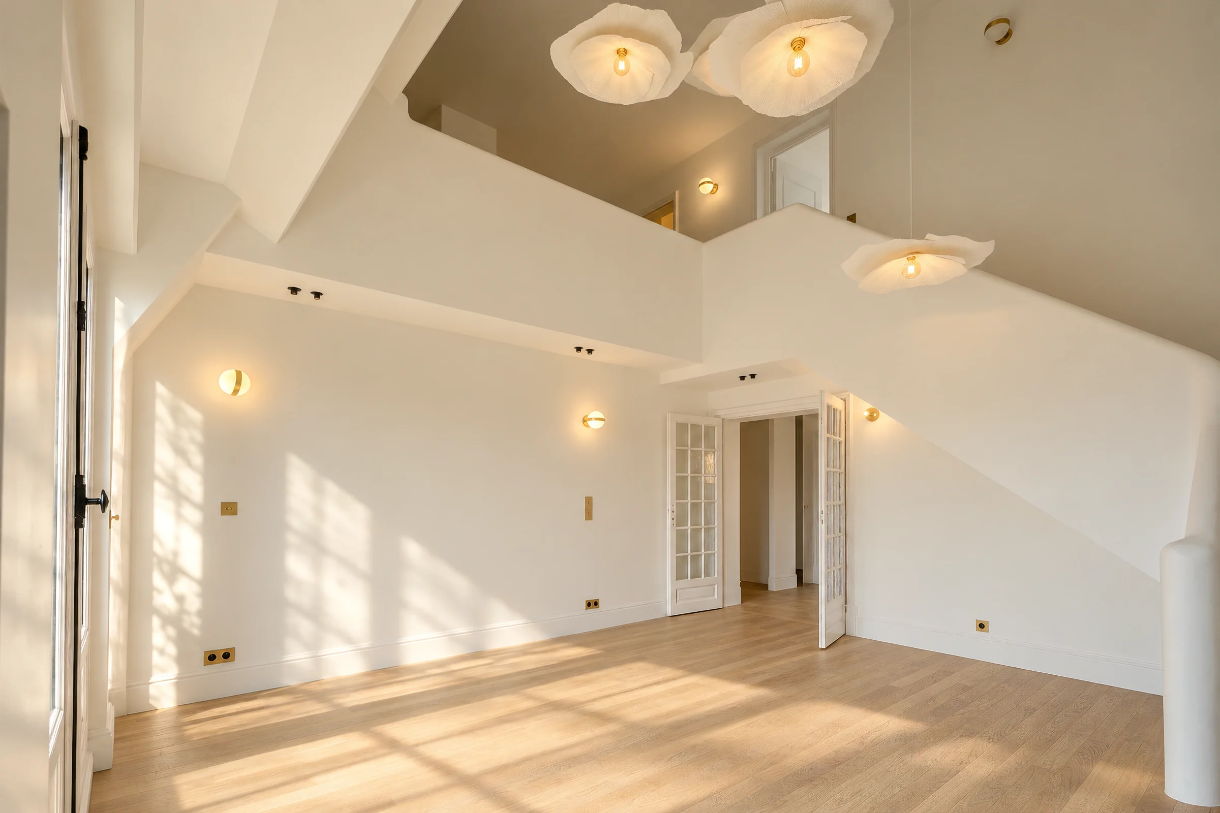 Salon du 1er niveau en double hauteur, ouvert sur la mezzanine.