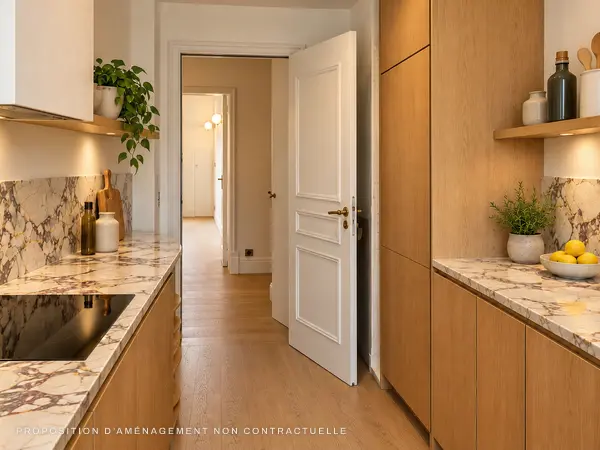 Cuisine équipée ouverte sur le couloir, rangements en bois clair.