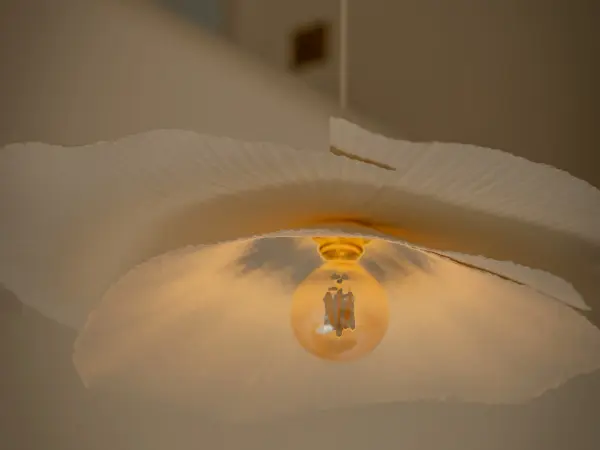Détail d'une suspension lumineuse.