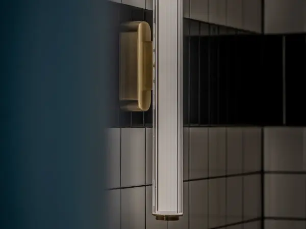 Applique lumineuse verticale.
