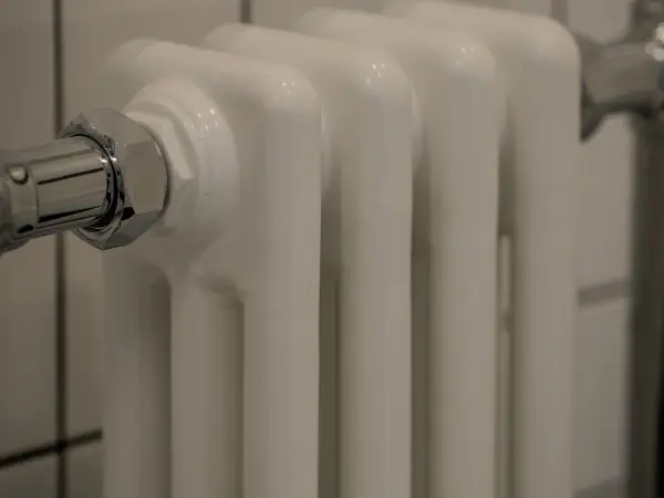 Radiateur à colonnes, raccordement chromé.