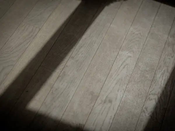 Jeu de lumière sur un parquet massif.