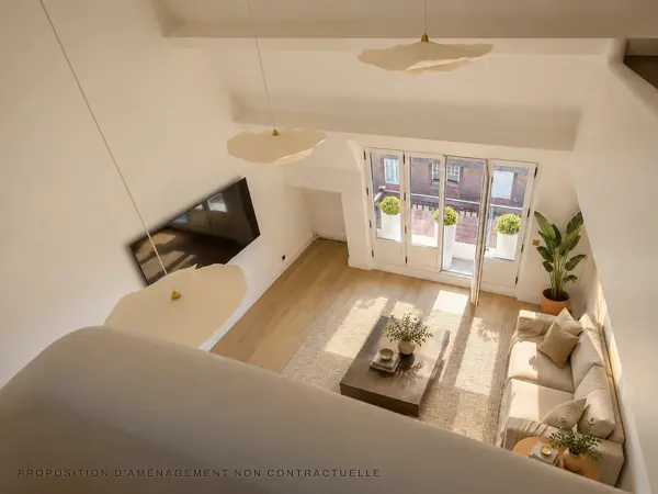 Vue plongeante depuis la mezzanine sur le séjour et son balcon.